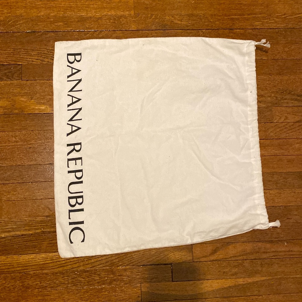 21x17” Banana Republic dust bag in good condition